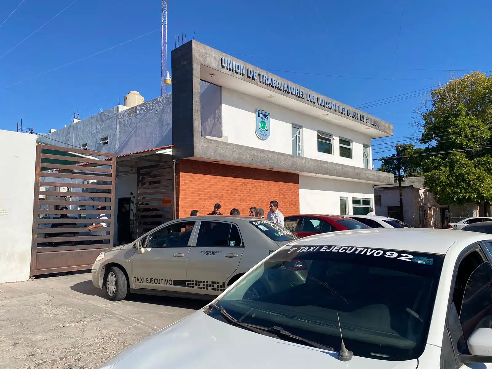 Taxistas en el Corporativo UTVNS en Los Mochis