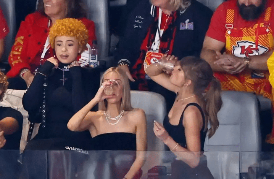 Travis Kelce reacciona a imágenes de Taylor Swift bebiendo en el Super Bowl
