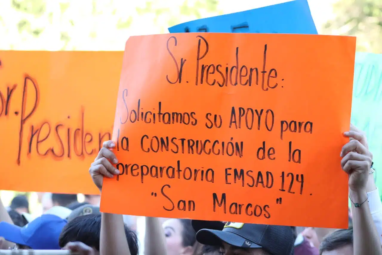 Tenemos 13 años sin prepa Jóvenes de San Marcos piden apoyo a AMLO durante gira en Concordia (1)