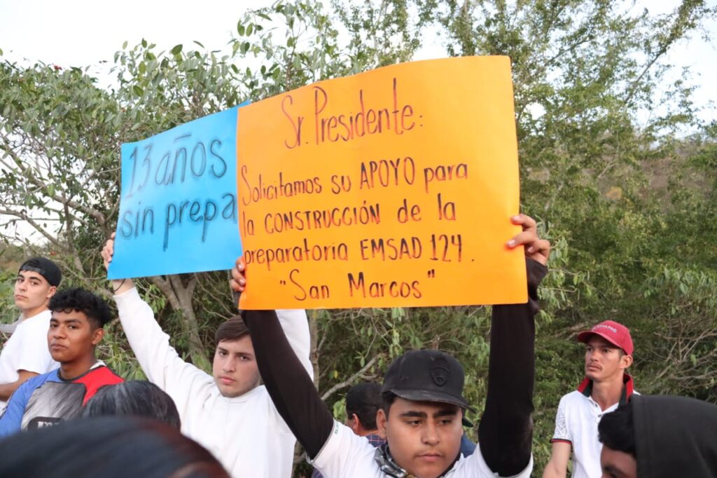 Tenemos 13 años sin prepa Jóvenes de San Marcos piden apoyo a AMLO durante gira en Concordia 