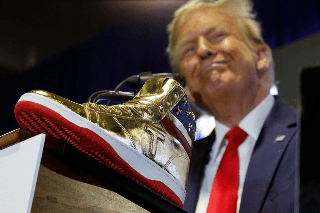 Donald Trump lanza sus propios tenis de edición limitada