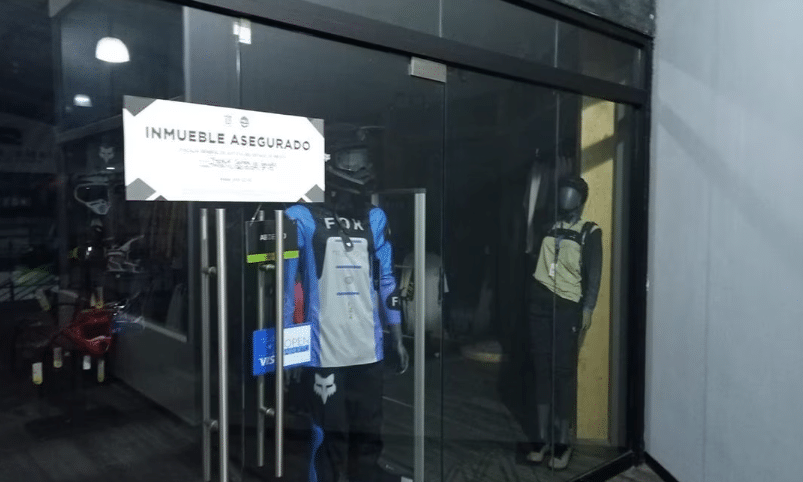 FGJEM asegura tienda deportiva tras golpiza a empleada