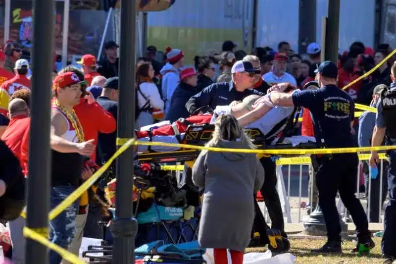 Tiroteo en desfile de celebración de Super Bowl; un muerto y 22 heridos