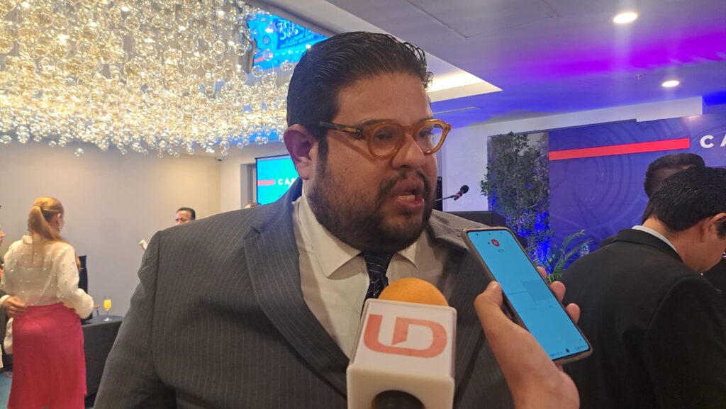 Tobías Lozano Solorza en entrevista con los medios de comunicación en Mazatlán