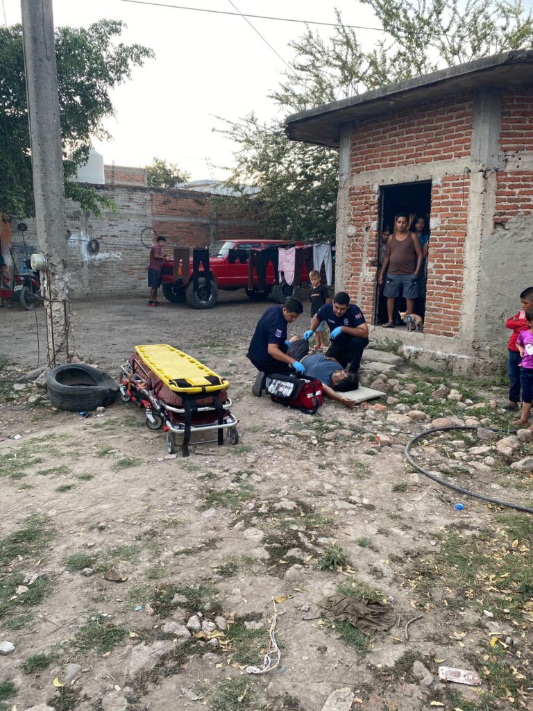 Trabajador de servicio de cable cae de arriba de una vivienda en Villa Unión, Mazatlán