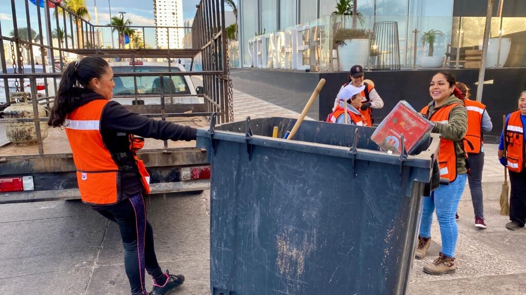 Trabajadoras limpian en el malecón de Mazatlán