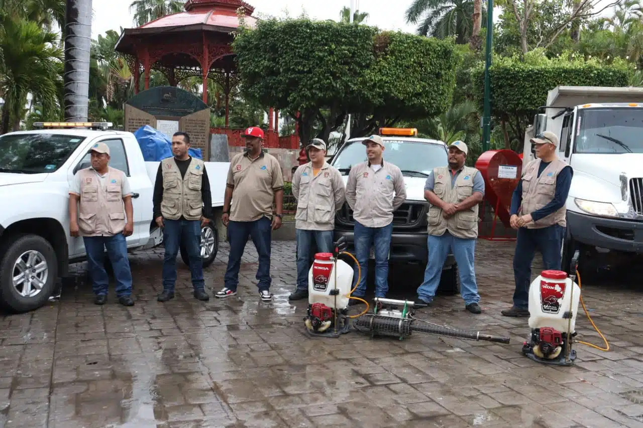 Trabajadores de la Secretaría de Salud inician acciones de limpieza de criaderos de mosquitos en Mazatlán