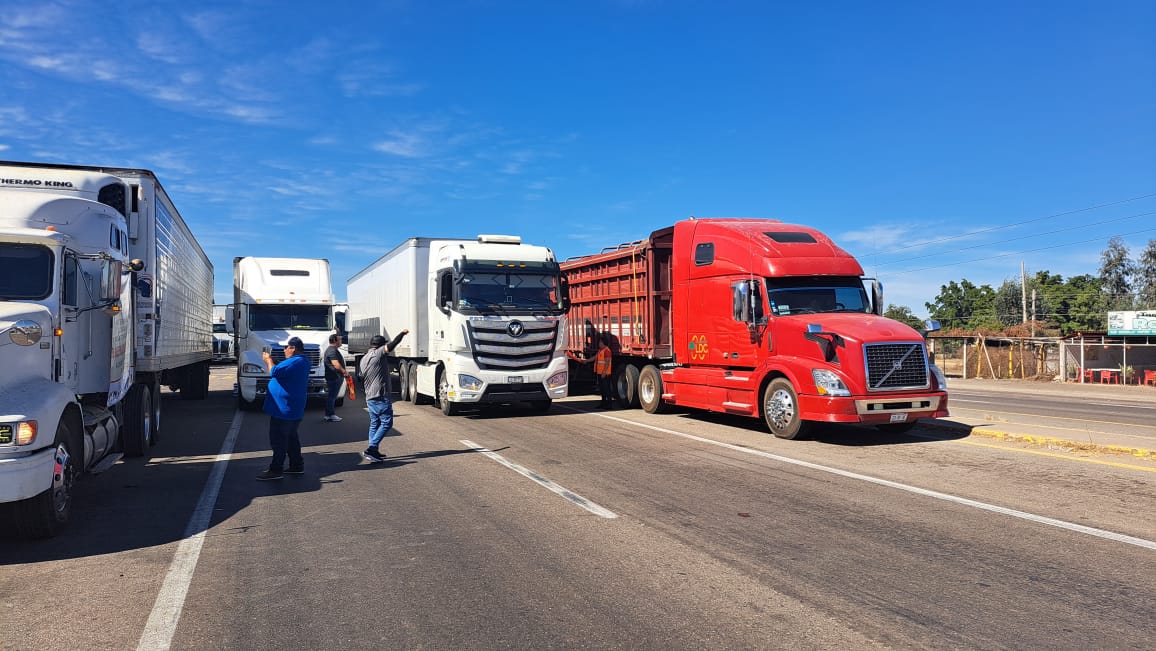 Tráileres tapando el paso vehicular en Las Brisas, Guasave