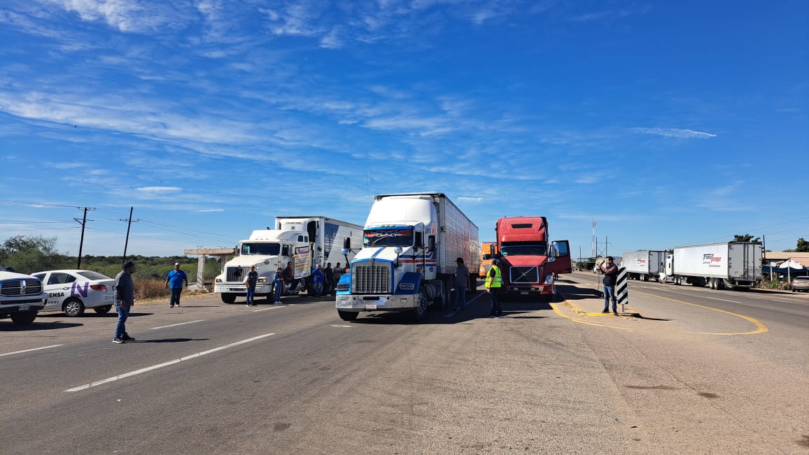 Tráileres tapando el paso vehicular en Las Brisas, Guasave