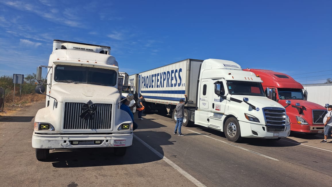 Tráileres tapando el paso vehicular en Las Brisas, Guasave