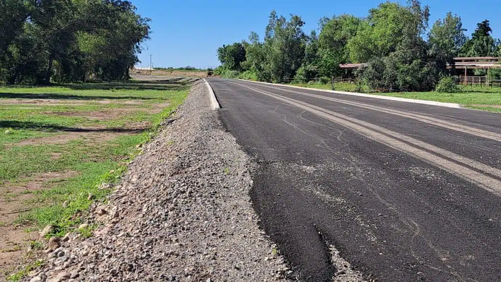 Obra de pavimentación asfáltico para comunicar la carretera Guamúchil-El Salitre con el río Évora