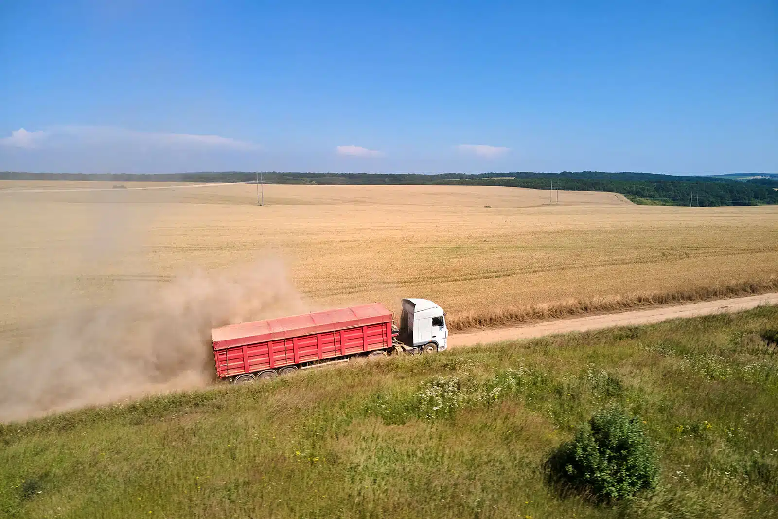 Transporte de cosecha pasando por un campo