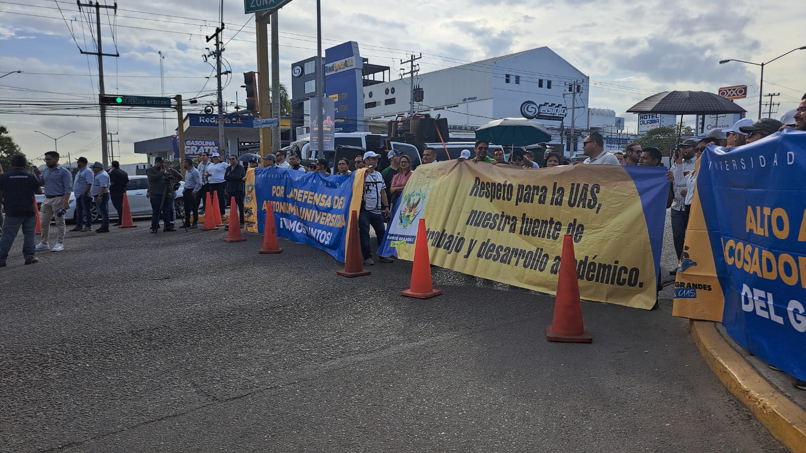 Empleados y padres de familia de la UAS se manifiestan en Mazatlán