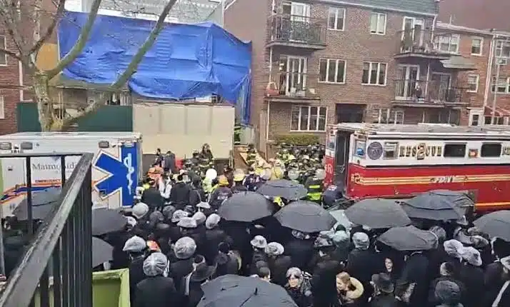 Un muerto y varias personas atrapadas en derrumbe de edificio en Brooklyn