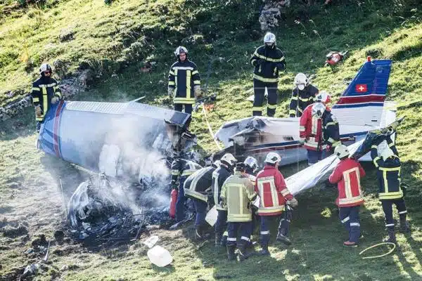 Un total de 11 paracaidistas logran salvarse tras estrellarse un avión de Suiza