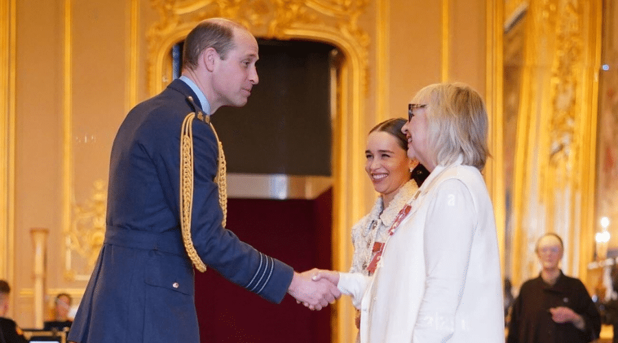 La actriz Emilia Clarke y su madre, fueron distinguidas como Miembro de la Orden del Imperio Británico.