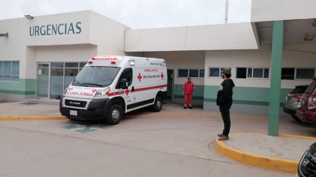 Ambulancia de la Cruz Roja en el área de urgencias del IMSS Bienestar en Angostura