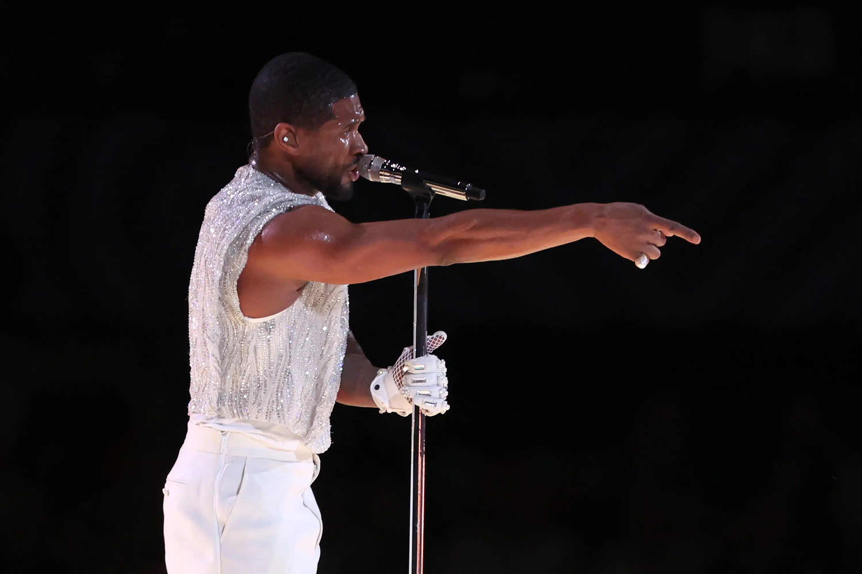 Usher, Alicia Keys y Ludacris en el medio tiempo del Super Bowl LVIII