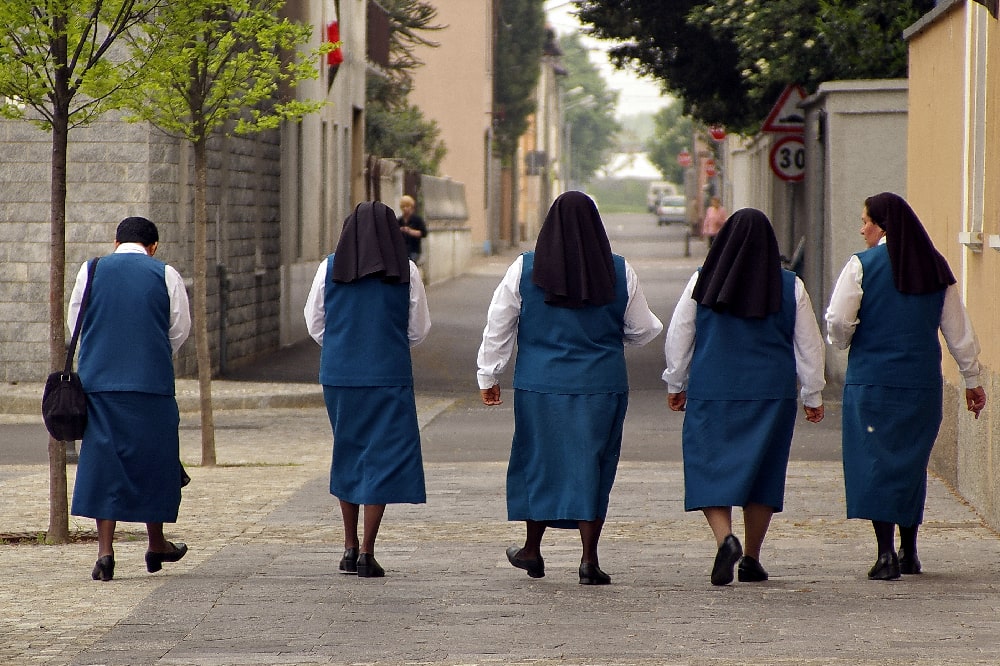 Utilizan Inteligencia Artificial para simular voces y estafar a conventos católicos