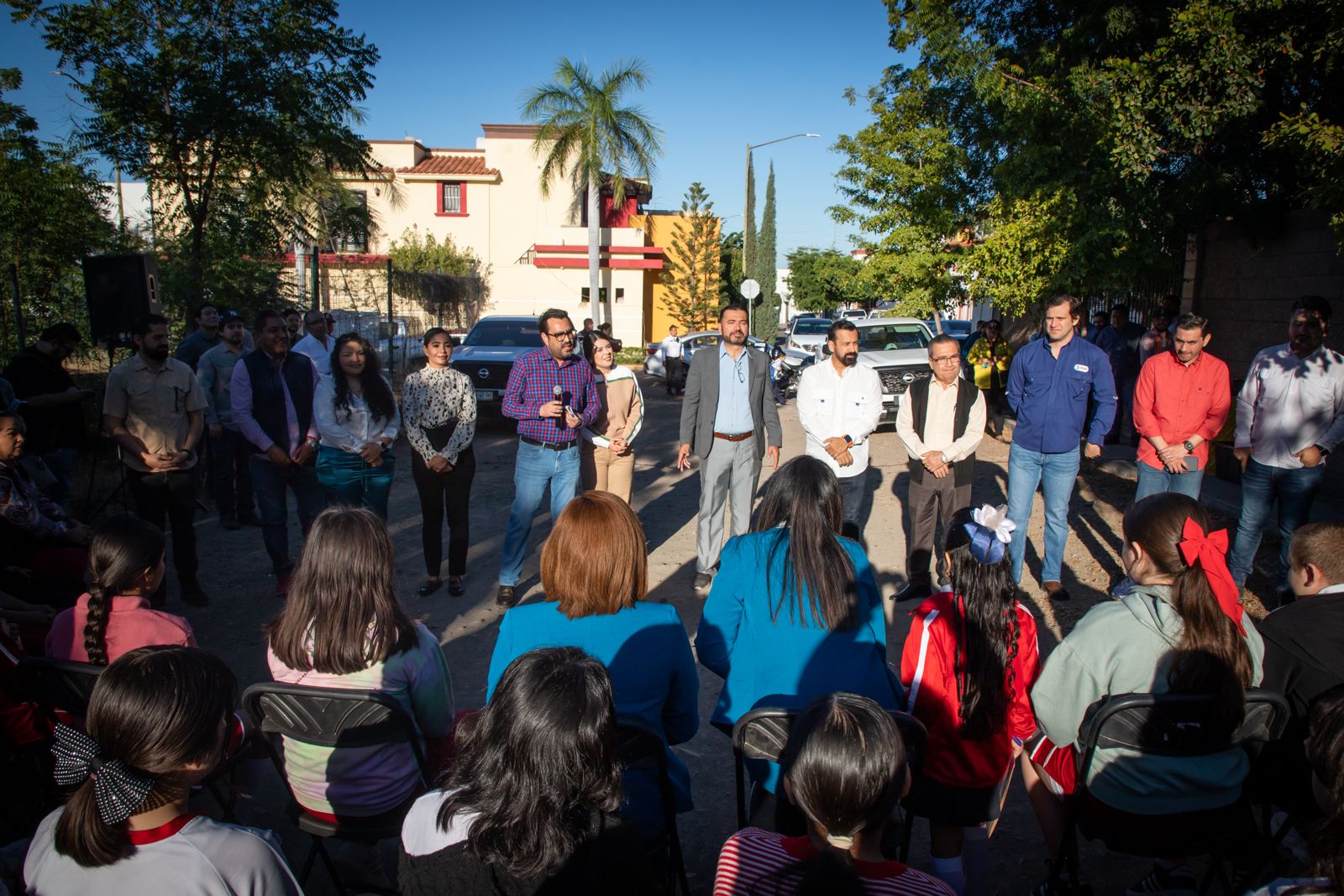 Alcalde de Culiacán, Juan de Dios Gámez Mendívil encabezó el banderazo de inicio de obra para la pavimentación de la calle de Los Músicos en el fraccionamiento La Conquista.