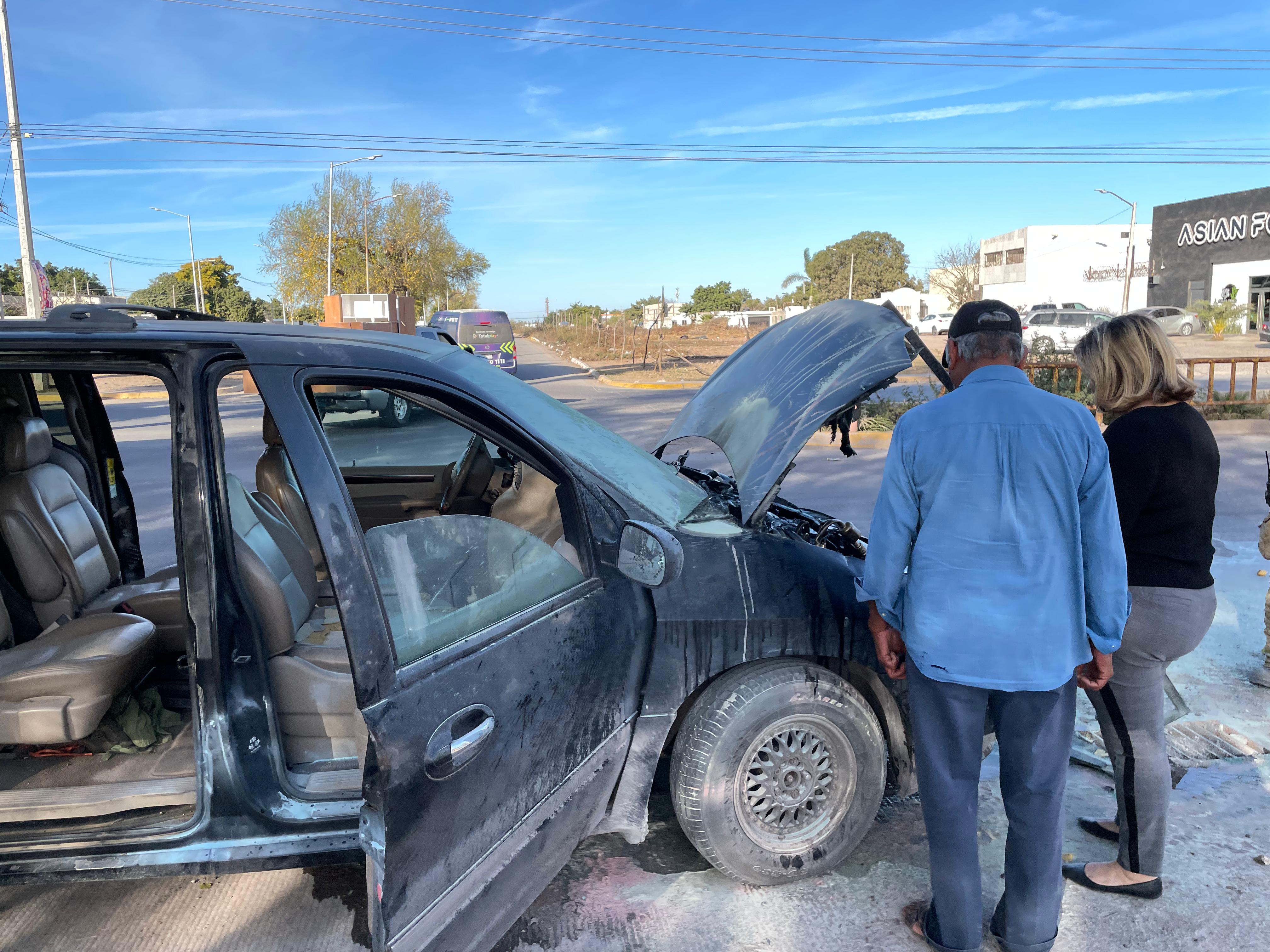 Vagoneta que se incendió en Los Mochis