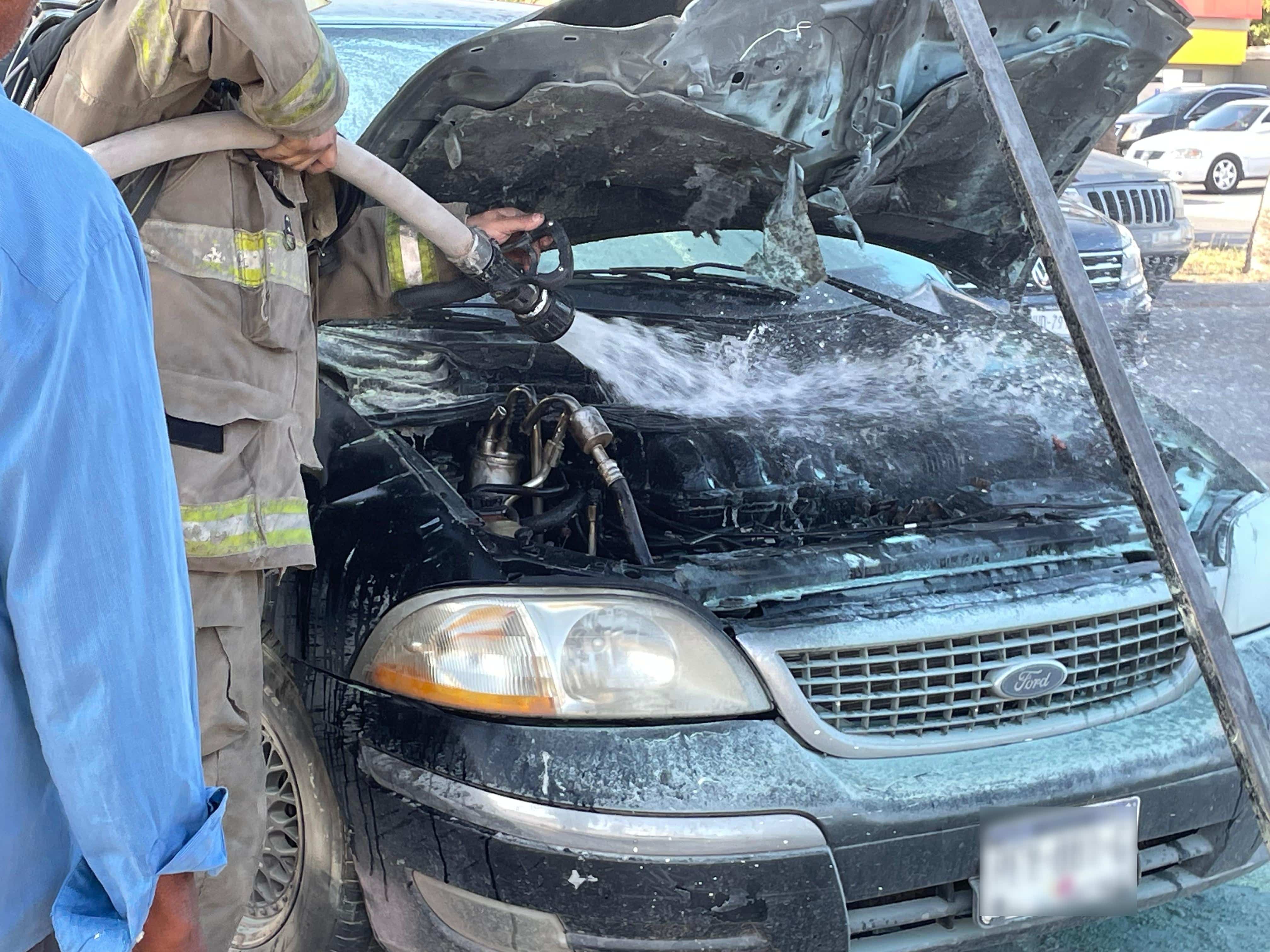 Vagoneta que se incendió en Los Mochis