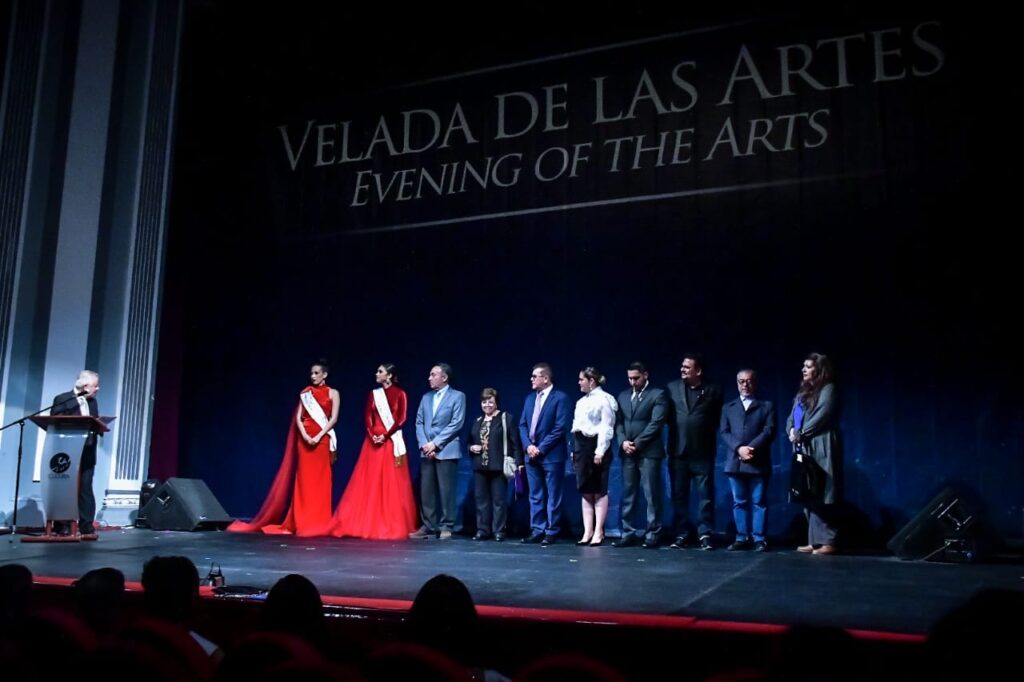 Personas en la Velada de las Artes en el Teatro Angela Peralta de Mazatlán
