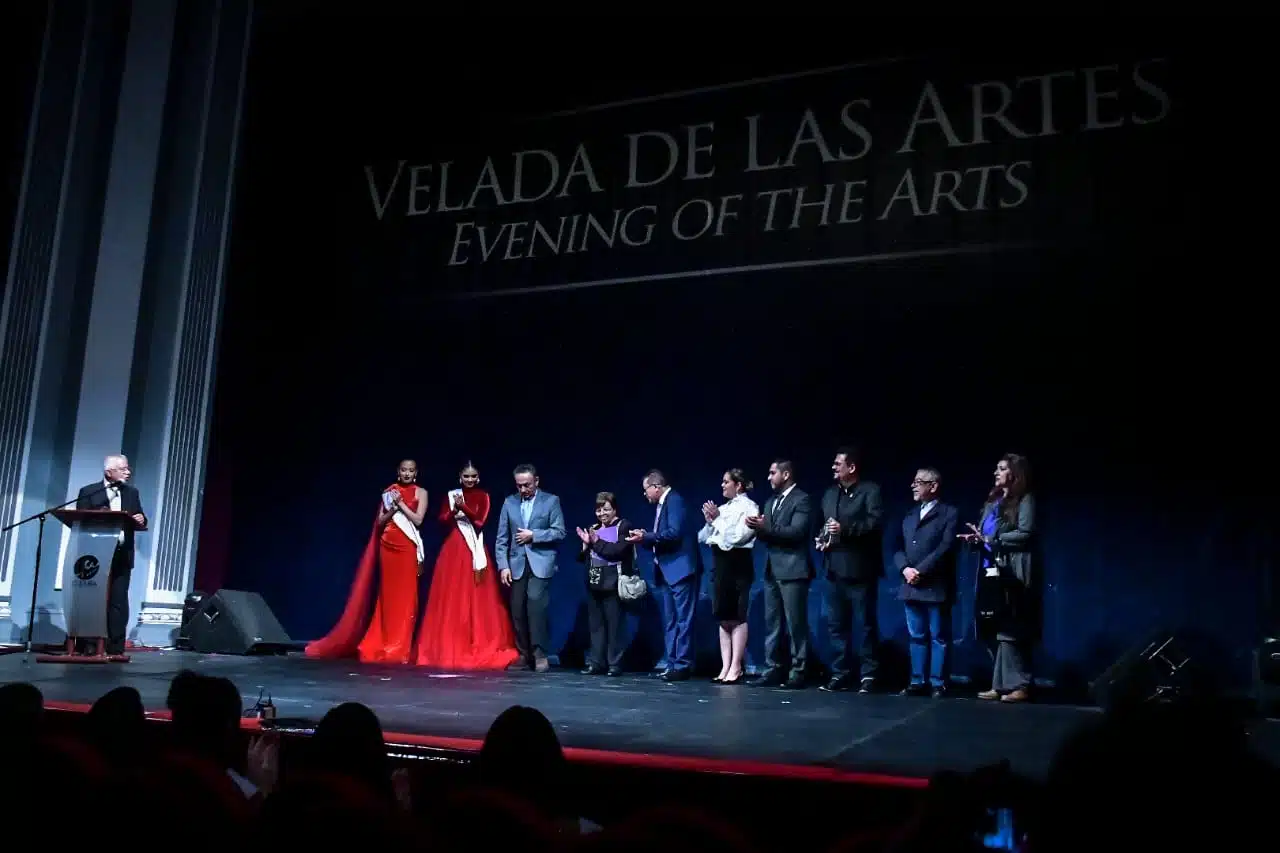 Personas en la Velada de las Artes en el Teatro Angela Peralta de Mazatlán