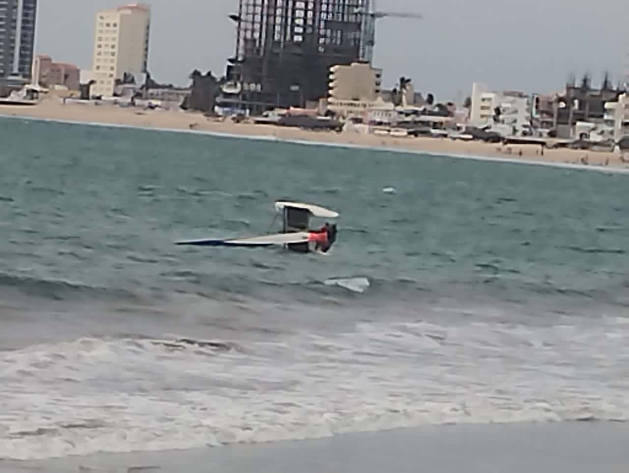 Fuerte viento daña un velero en la bahía de Mazatlán