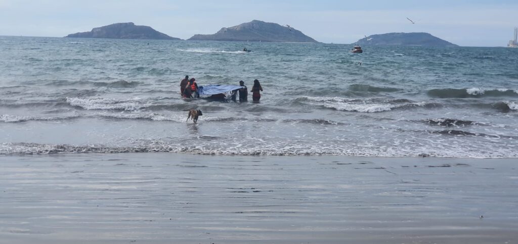 La Policía Acuática rescató a dos personas que viajaban en el velero.