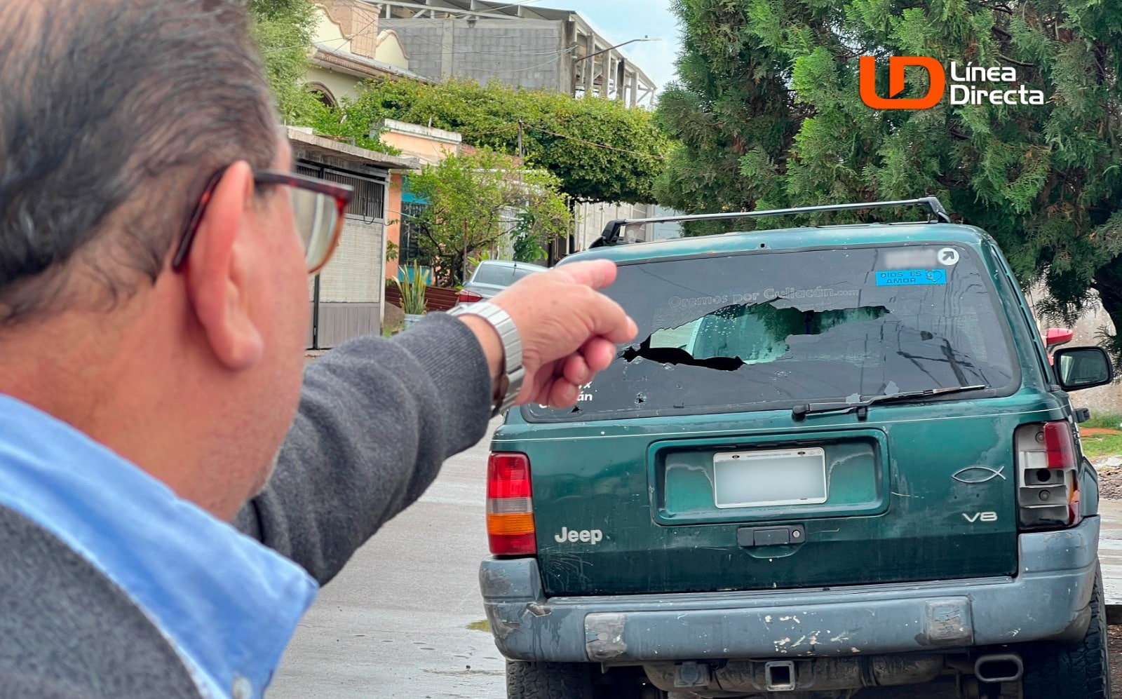 Ventana trasera de camioneta con cristal quebrado