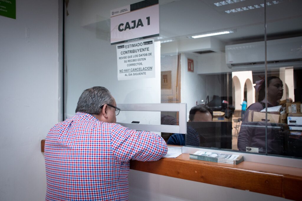 Personas en ventanilla de las oficinas del Ayuntamiento para pagar impuesto predial en Culiacán.