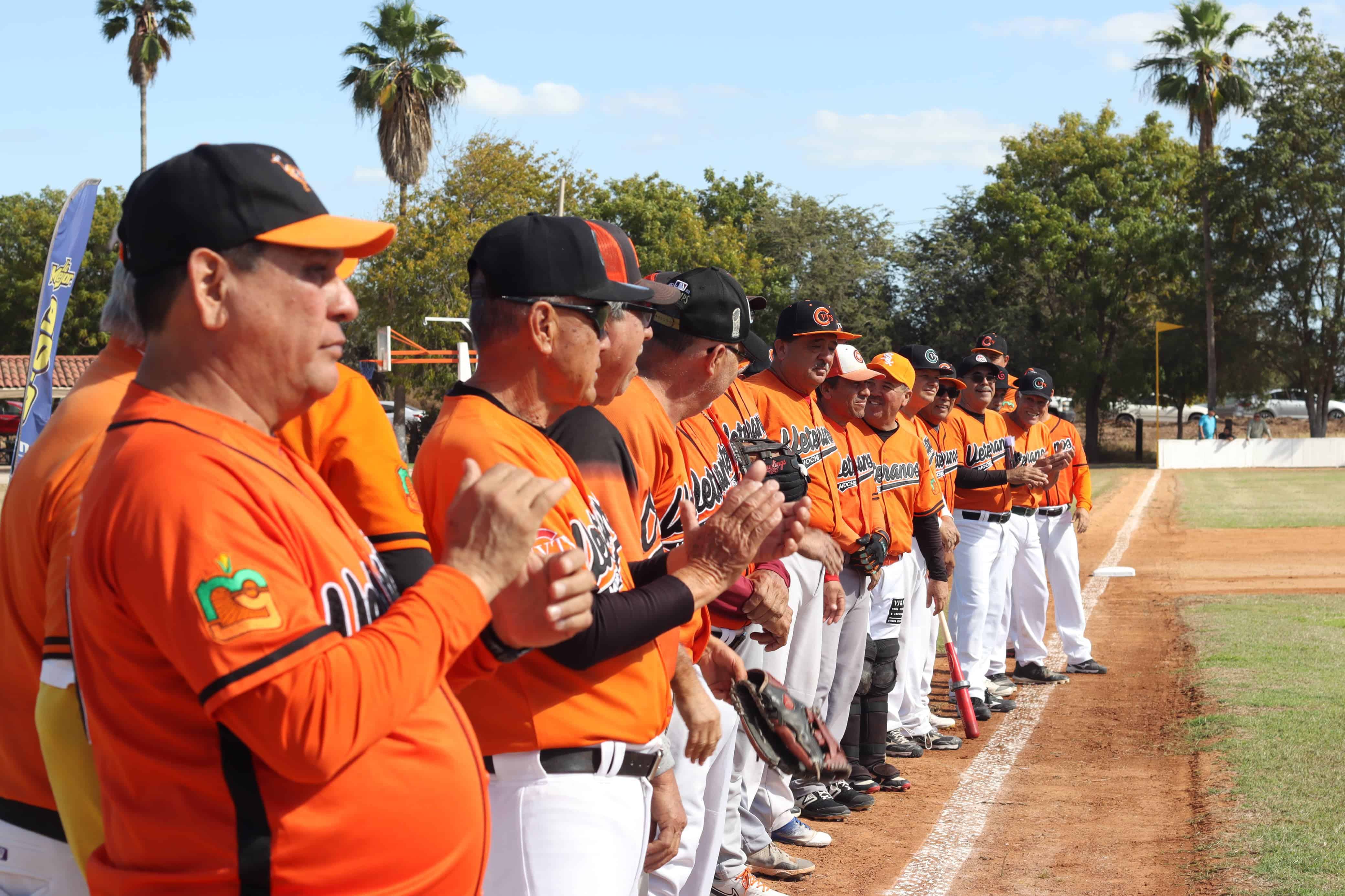 Jugadores del equipo Veteranos de beisbol de la Liga Clemente Grijalva Cota en el estadio La Antena en Los Mochis