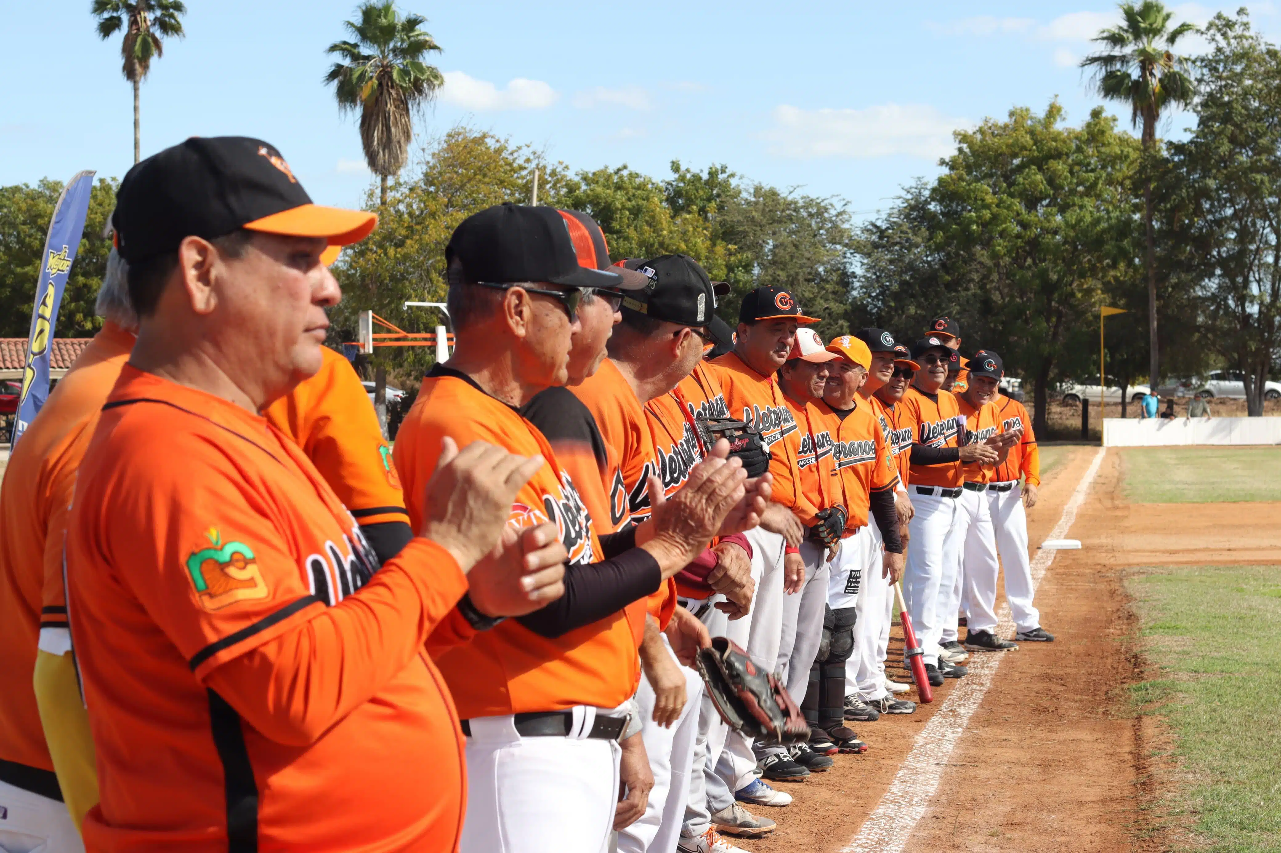 Jugadores del equipo Veteranos de beisbol de la Liga Clemente Grijalva Cota en el estadio La Antena en Los Mochis