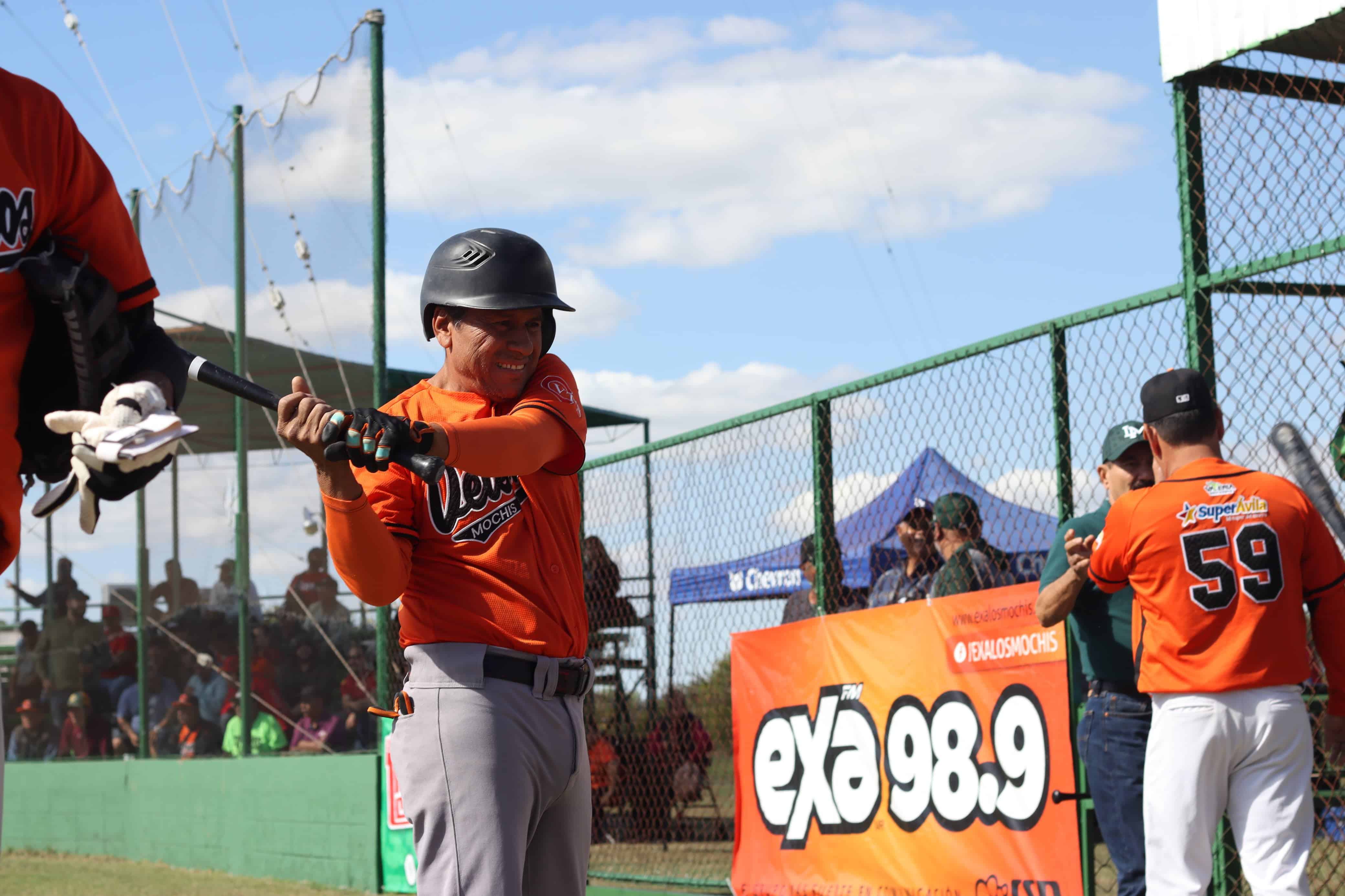 Jugador del equipo Veteranos de beisbol de la Liga Clemente Grijalva Cota en el estadio La Antena en Los Mochis