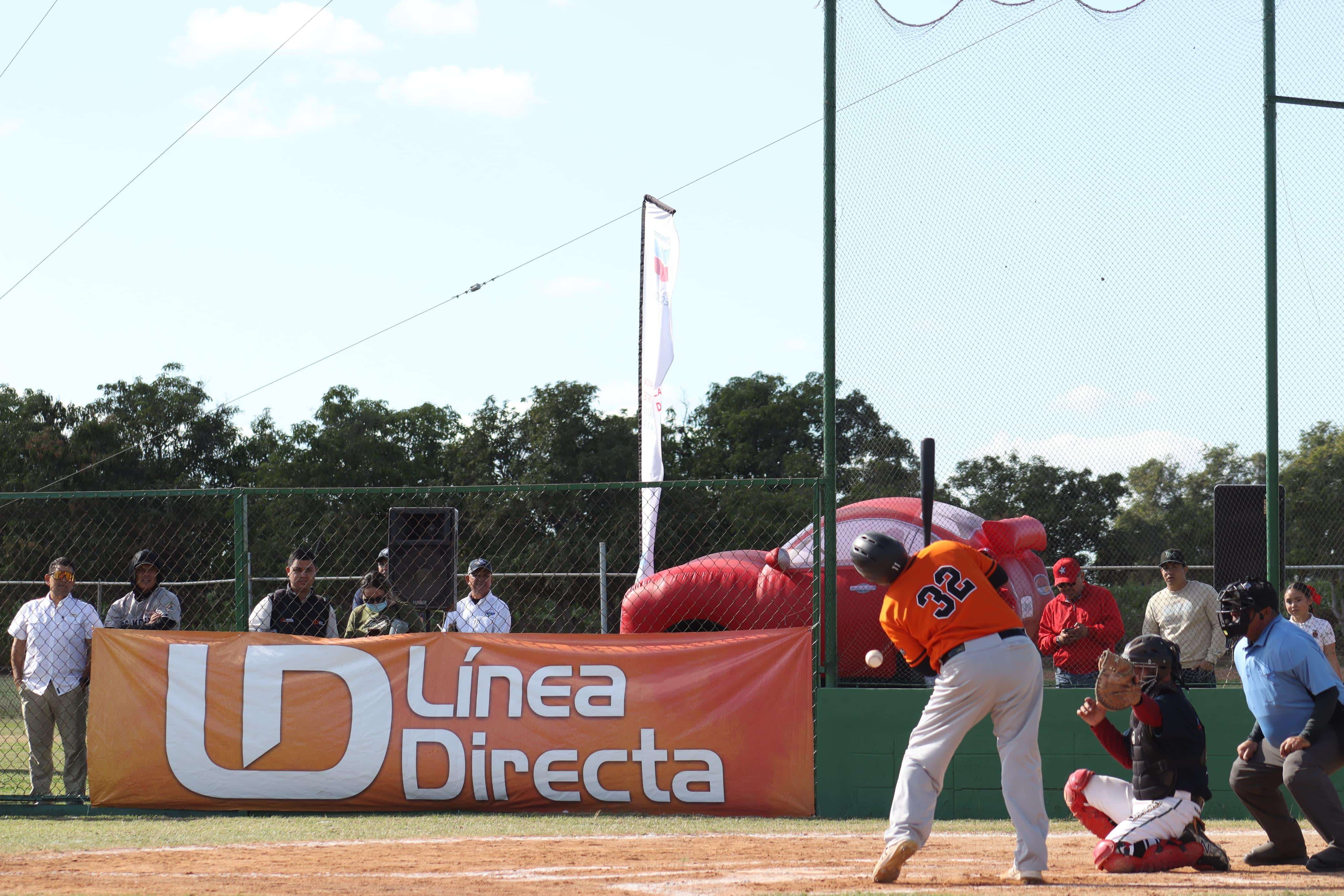Jugador del equipo Veteranos de beisbol de la Liga Clemente Grijalva Cota en el estadio La Antena en Los Mochis