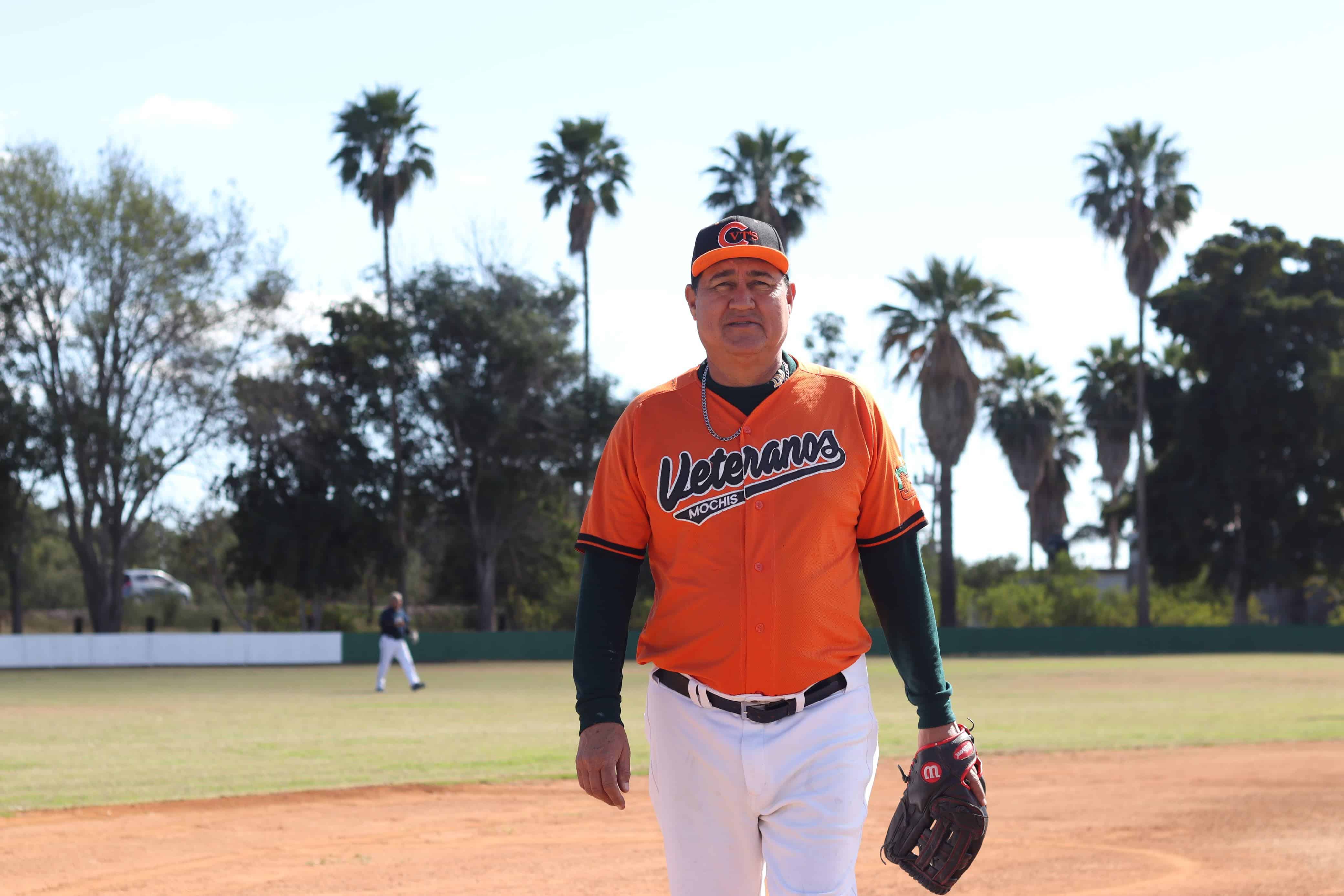Jugador del equipo Veteranos de beisbol de la Liga Clemente Grijalva Cota en el estadio La Antena en Los Mochis