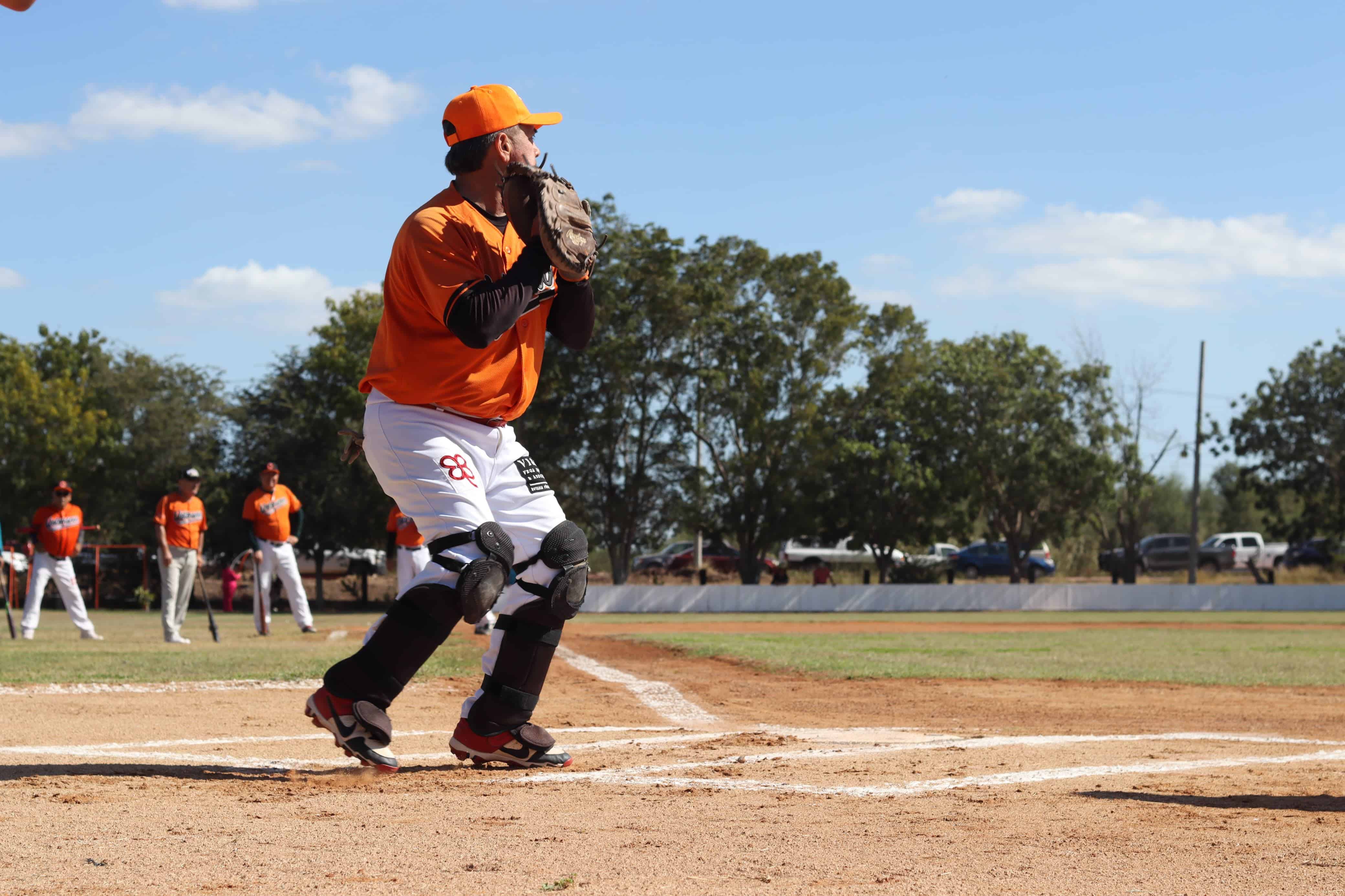 Jugador del equipo Veteranos de beisbol de la Liga Clemente Grijalva Cota en el estadio La Antena en Los Mochis