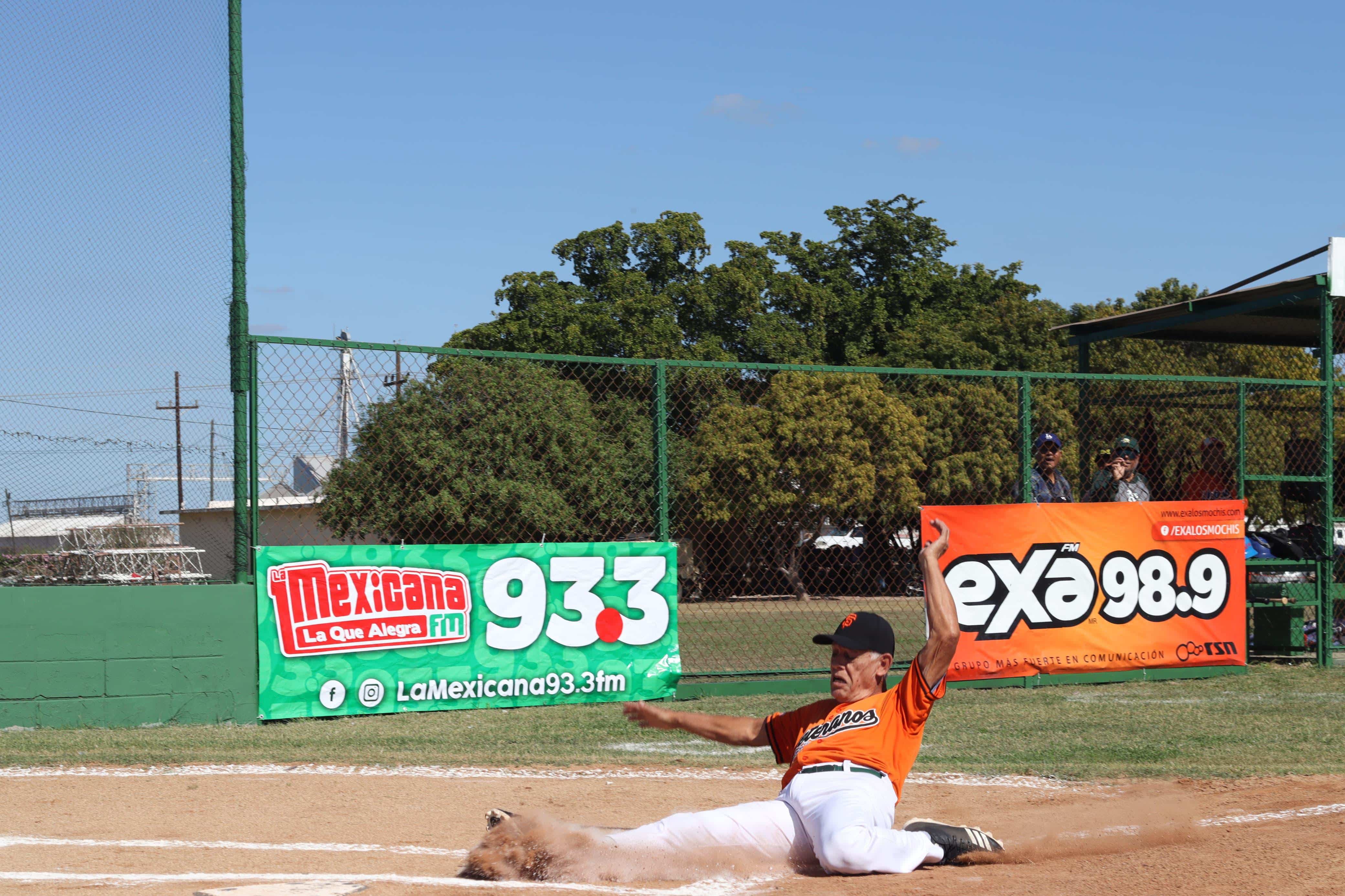 Acciones del juego de pelota en el campo La Antena