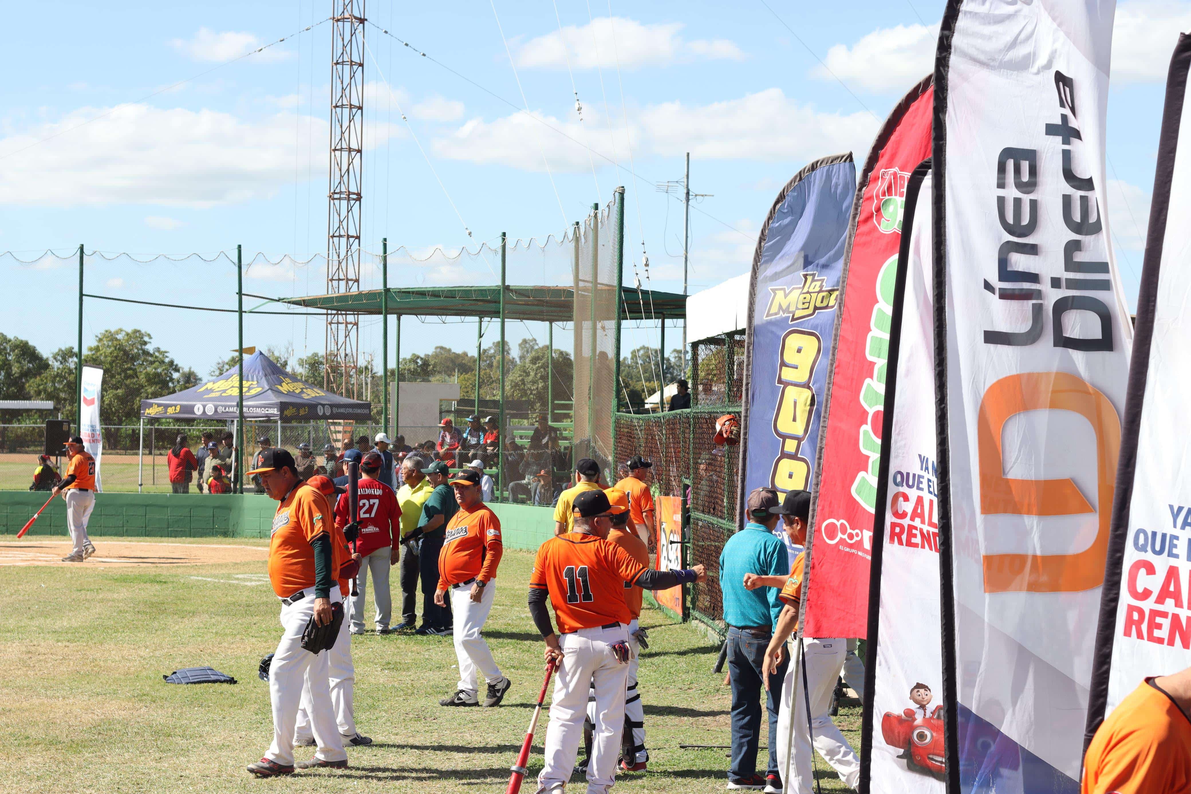 Jugadores del equipo Veteranos de beisbol de la Liga Clemente Grijalva Cota en el estadio La Antena en Los Mochis