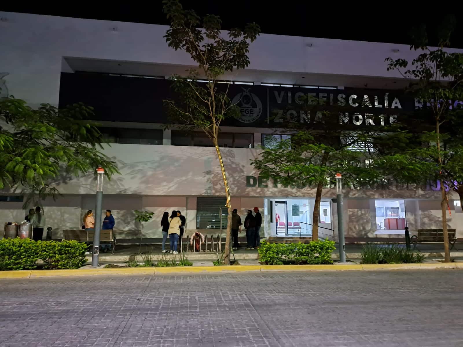 Personas afuera de la Vicefiscalía Regional Zona Norte en Los Mochis