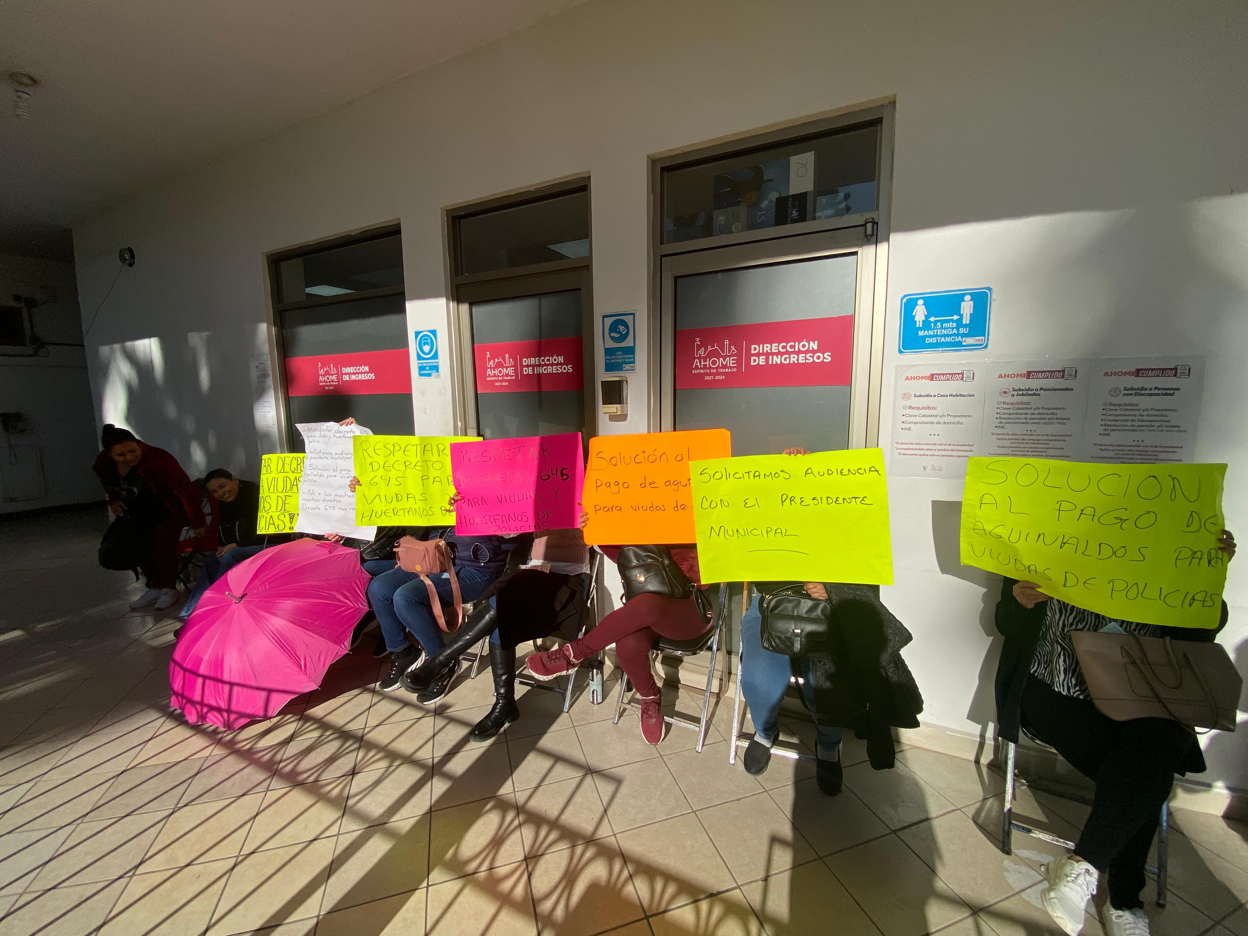 Viudas de Policías de Ahome mantienen bloqueadas las cajas de tesorería de la Dirección de Ingresos.