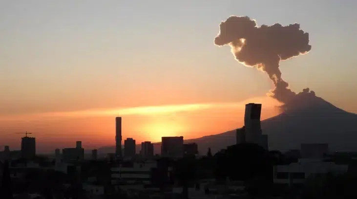 Volcán Popocatépetl sorprende con gran fumarola