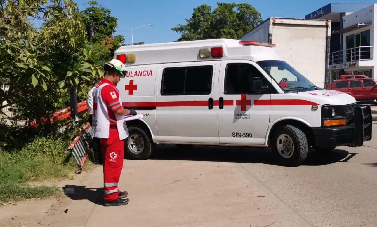 Ambulancia y paramédicos de Cruz Roja