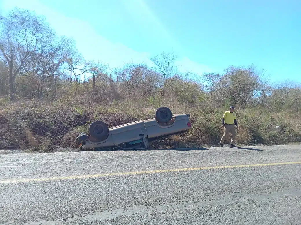 Camioneta volcada en Rosario