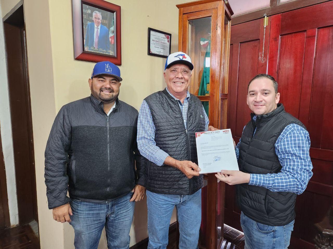 Alcalde junto a funcionarios