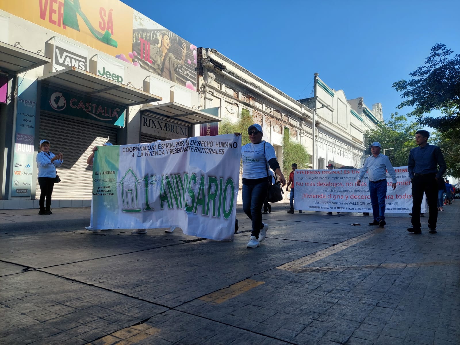 Personas caminado con pancartas