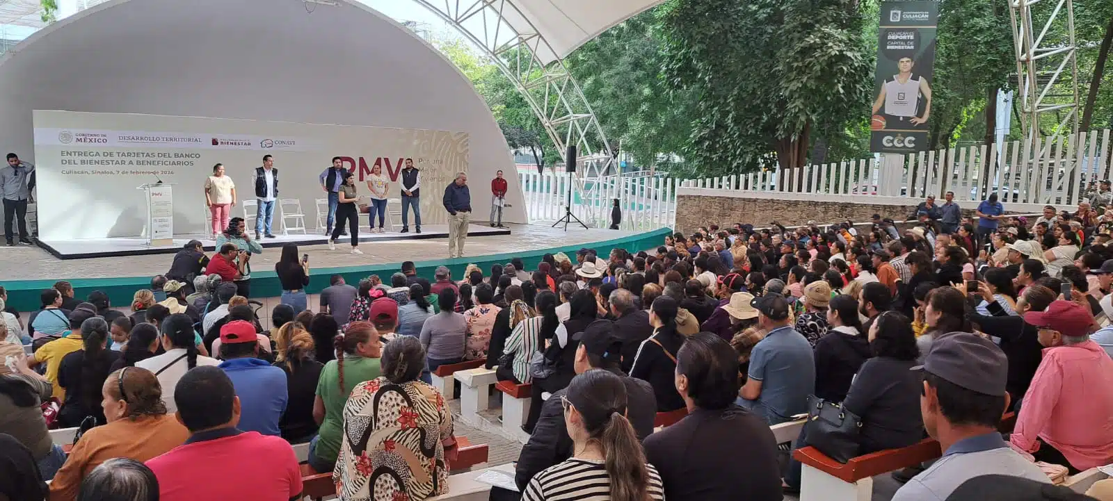 Ciudadanos en evento con gobernador