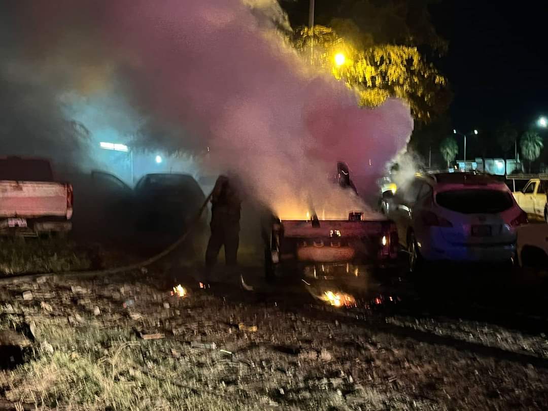 BOmberos sofocando el incendio