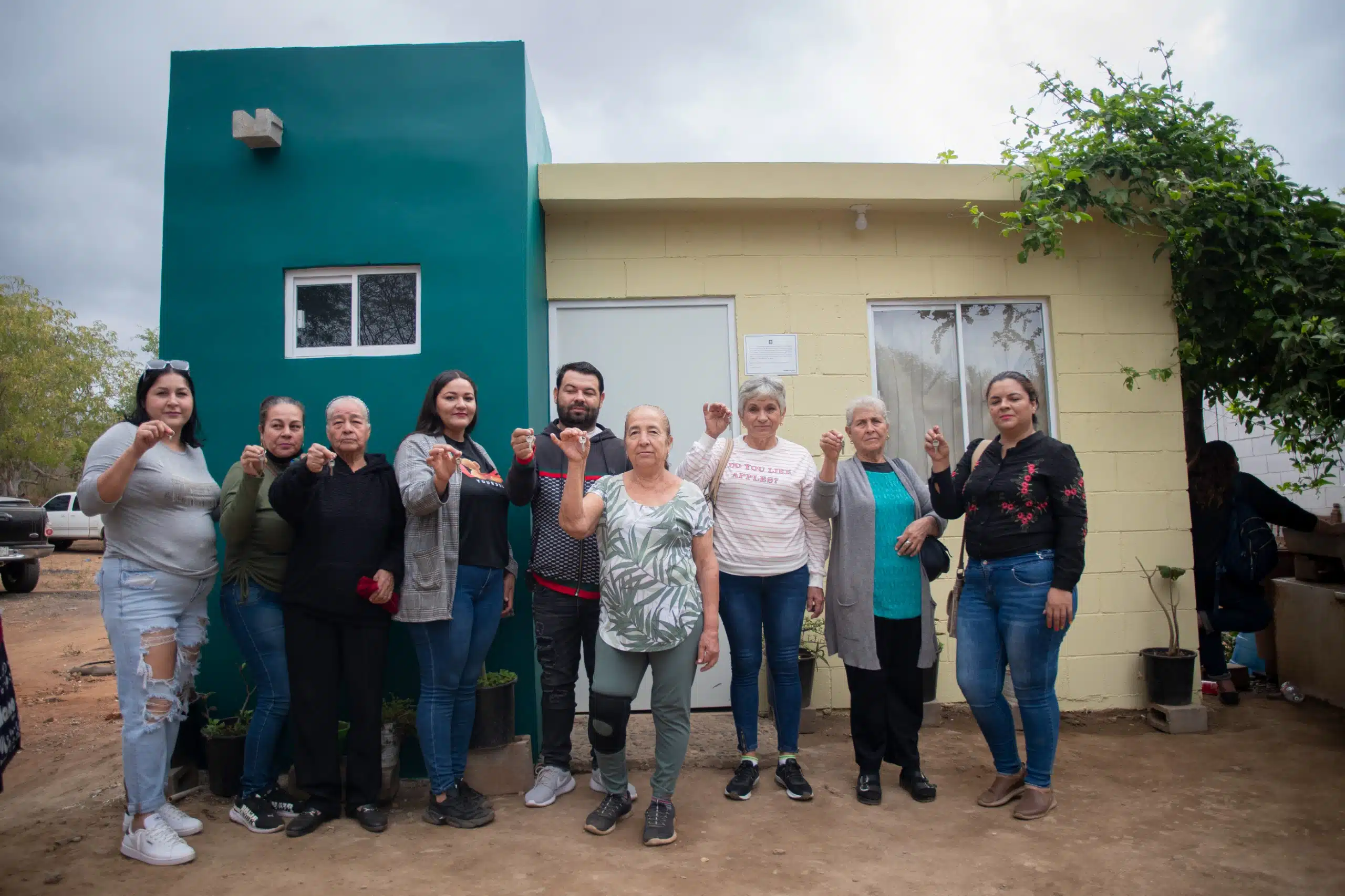 Ciudadanos con sus nuevas viviendas